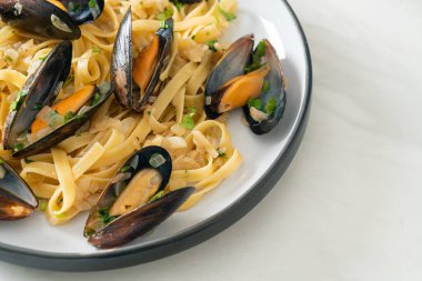 Linguine spagetti makarna vongole beyaz şarap sosu İtalyan deniz ürünleri makarna ve midye