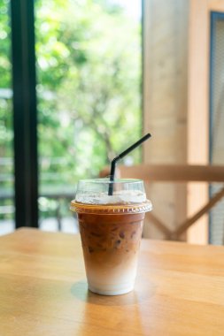 Kahve dükkanında kahve bardağında buzlu kahve.