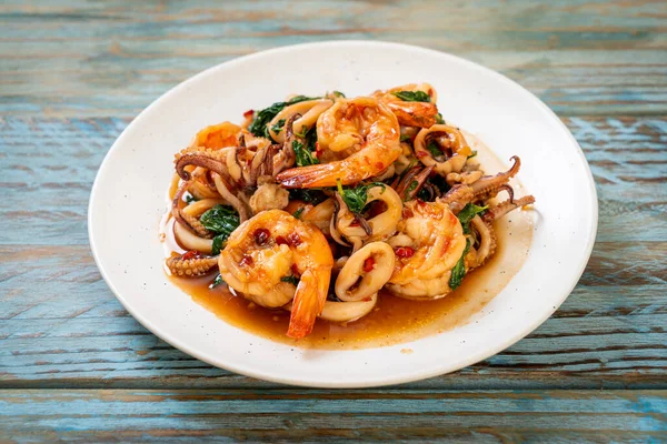 Tayland fesleğenli kızarmış deniz ürünleri (karides ve kalamar) - Asya usulü