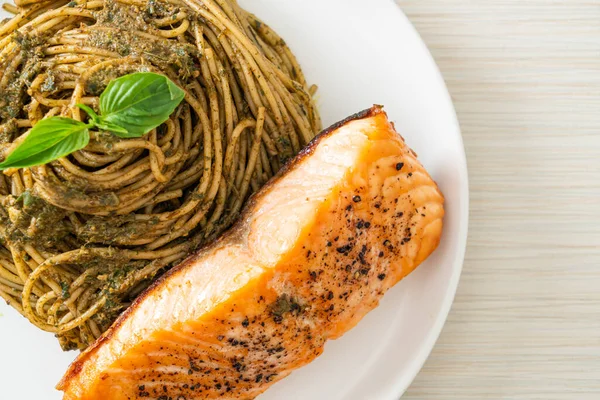 Homemade Pesto Spaghetti Pasta Grilled Salmon Italian Food Style — Stock Photo, Image