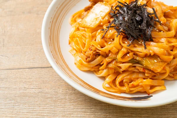 Udon Goreng Aduk Dengan Kimchi Dan Daging Babi Gaya Makanan — Stok Foto