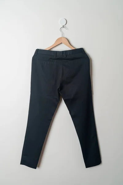 Pantolon Uzun Pantolon Duvarda Ahşap Askıyla Asılı — Stok fotoğraf