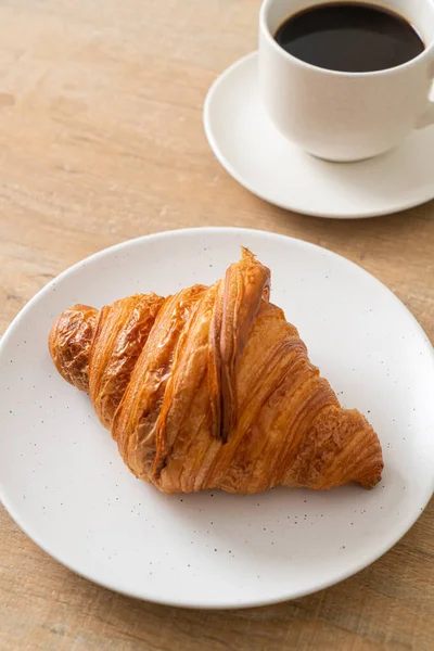 Croissant Fresco Placa Branca Com Café Preto — Fotografia de Stock