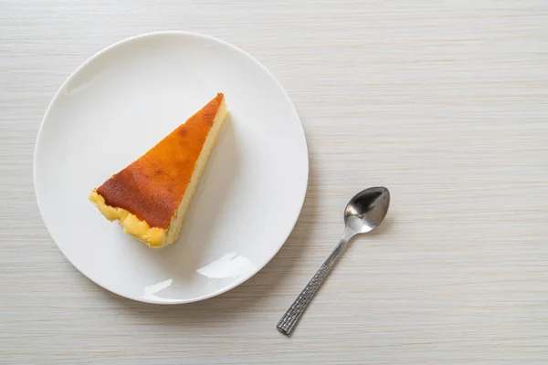 Homemade Burn Cheesecake White Plate — Stock Photo, Image