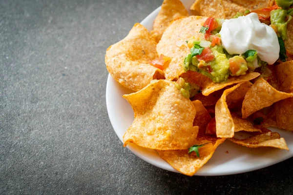 Tortillas Nachos Mexicanos Con Jalapeño Guacamole Salsa Tomates Dip —  Fotos de Stock