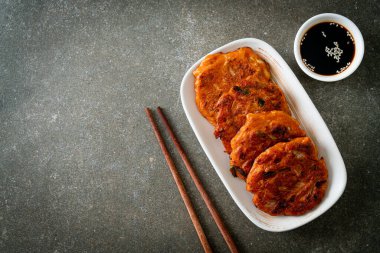 Kore kimçili krep veya Kimçijeon - Kızarmış yumurta, kimçi ve un - Kore geleneksel yemek tarzı