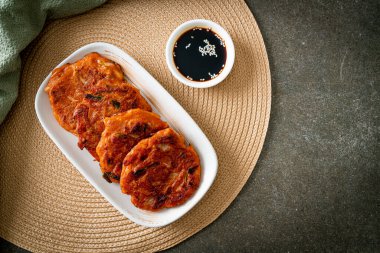 Kore kimçili krep veya Kimçijeon - Kızarmış yumurta, kimçi ve un - Kore geleneksel yemek tarzı