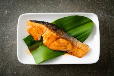 Japon usulü soya soslu ızgara somon bifteği.
