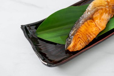 Japon usulü soya soslu ızgara somon bifteği.