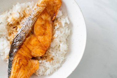 Soya soslu ızgara somon balığı. Japon usulü.