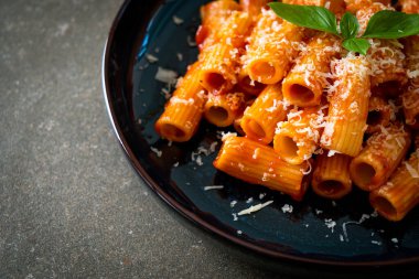Domates soslu ve peynirli Rigatoni makarnası - geleneksel İtalyan makarnası