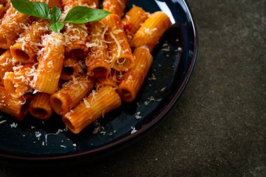 Domates soslu ve peynirli Rigatoni makarnası - geleneksel İtalyan makarnası