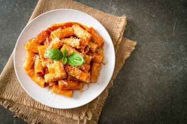Domates soslu ve peynirli Rigatoni makarnası - geleneksel İtalyan makarnası