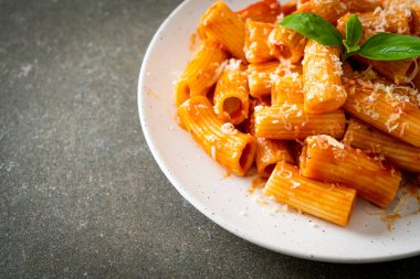 Domates soslu ve peynirli Rigatoni makarnası - geleneksel İtalyan makarnası