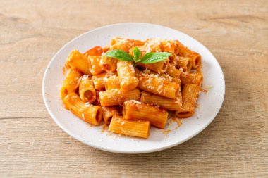 Domates soslu ve peynirli Rigatoni makarnası - geleneksel İtalyan makarnası