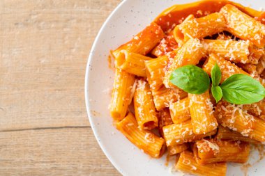 Domates soslu ve peynirli Rigatoni makarnası - geleneksel İtalyan makarnası