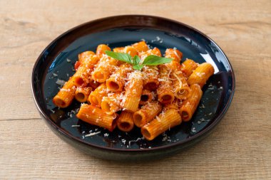 Domates soslu ve peynirli Rigatoni makarnası - geleneksel İtalyan makarnası