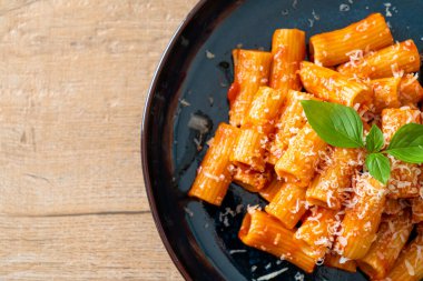 Domates soslu ve peynirli Rigatoni makarnası - geleneksel İtalyan makarnası