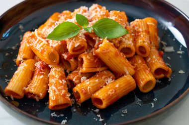Domates soslu ve peynirli Rigatoni makarnası - geleneksel İtalyan makarnası