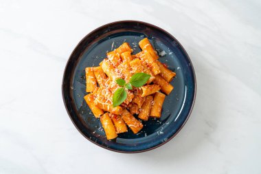 Domates soslu ve peynirli Rigatoni makarnası - geleneksel İtalyan makarnası