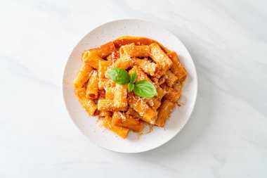 Domates soslu ve peynirli Rigatoni makarnası - geleneksel İtalyan makarnası