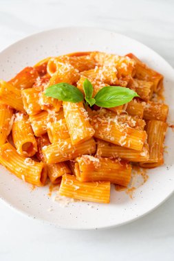 Domates soslu ve peynirli Rigatoni makarnası - geleneksel İtalyan makarnası