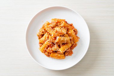 Peynirli bolonez rigatoni makarna - geleneksel İtalyan makarnası