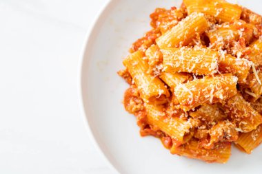 Peynirli bolonez rigatoni makarna - geleneksel İtalyan makarnası