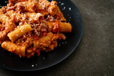 Peynirli bolonez rigatoni makarna - geleneksel İtalyan makarnası