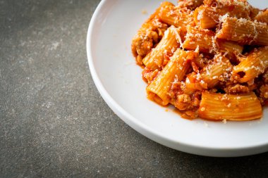 Peynirli bolonez rigatoni makarna - geleneksel İtalyan makarnası