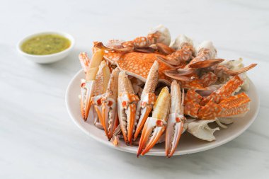 Baharatlı deniz ürünleri soslu haşlanmış mavi yengeç. Deniz ürünleri tarzı.