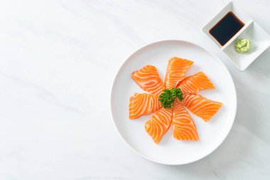 Taze Somon Çiğ Sashimi - Japon yemek tarzı