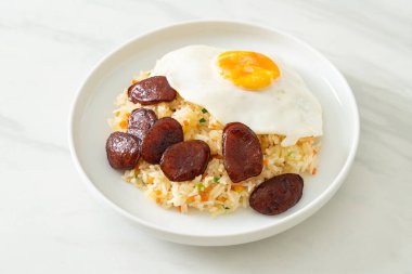Kızarmış pirinç, yumurta ve Çin sosisi Asya usulü ev yapımı yemek.