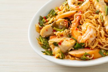 Anında baharatlı erişte salatası ve karışık et. Asya yemeği tarzı.