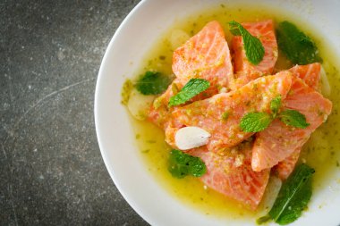 Baharatlı deniz ürünleri salatası soslu taze somon.