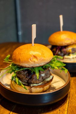 Peynirli biftek ve tabakta sos.