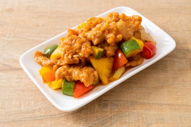 Kızarmış tatlı ve ekşi sosla domuz ve sebzeyi karıştır.