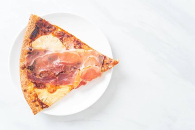 İtalyan usulü jambonlu ya da jambonlu pizza.