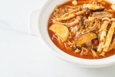 Tom Yum Çorbası ile karıştırılmış Baharatlı Mantar - Vejetaryen yemek tarzı