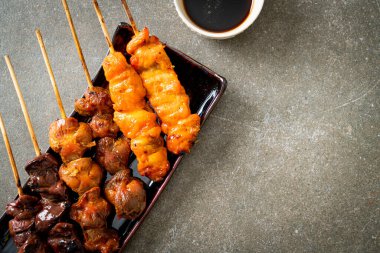 Japon tavuk ızgarası ya da yakitori Japon yemeği tarzında servis edilir.
