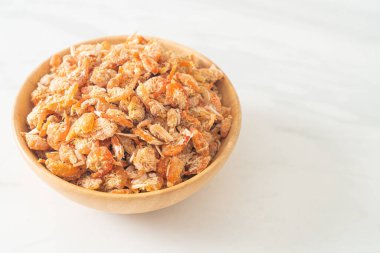 Kurutulmuş karides ya da kase içinde kurutulmuş tuzlanmış karides.