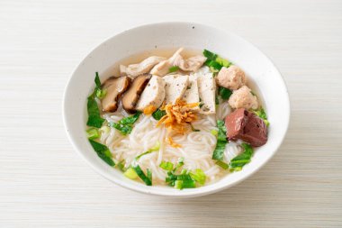 Vietnam Pirinç Erişte Çorbası ve Vietnam Sosisi sebze ve çıtır soğan sundu. Asya usulü.