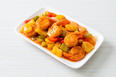 Kızarmış tatlı ve ekşi, tabakta karides, Asya usulü.