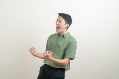 Beyaz arka planda başarılı bir Asyalı genç adam