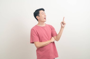 Beyaz arka planda düşünen genç Asyalı adam portresi