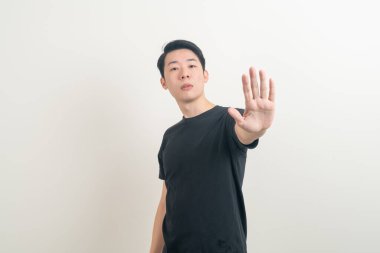 Beyaz arka planda dur işareti olan genç Asyalı portresi