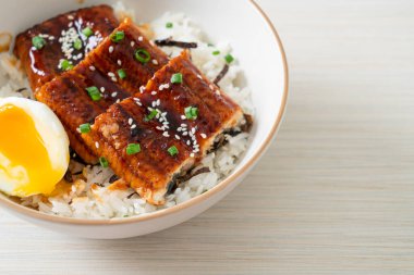 Yılan balığı pirinç kasesi veya unagi pirinç kasesi - Japon yemek tarzı.