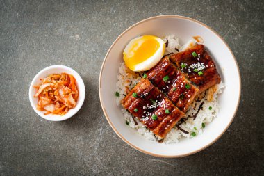 Yılan balığı pirinç kasesi veya unagi pirinç kasesi - Japon yemek tarzı.