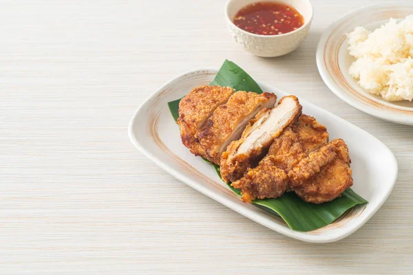 Yapışkan pirinç ve baharatlı tatlı soslu kızarmış tavuk.