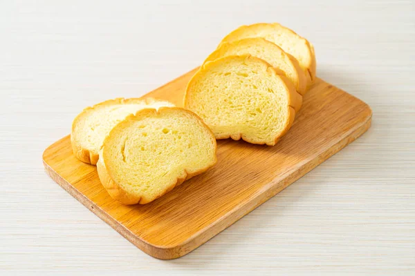 Сладкий Картофельный Хлеб Нарезанный Деревянной Доске — стоковое фото